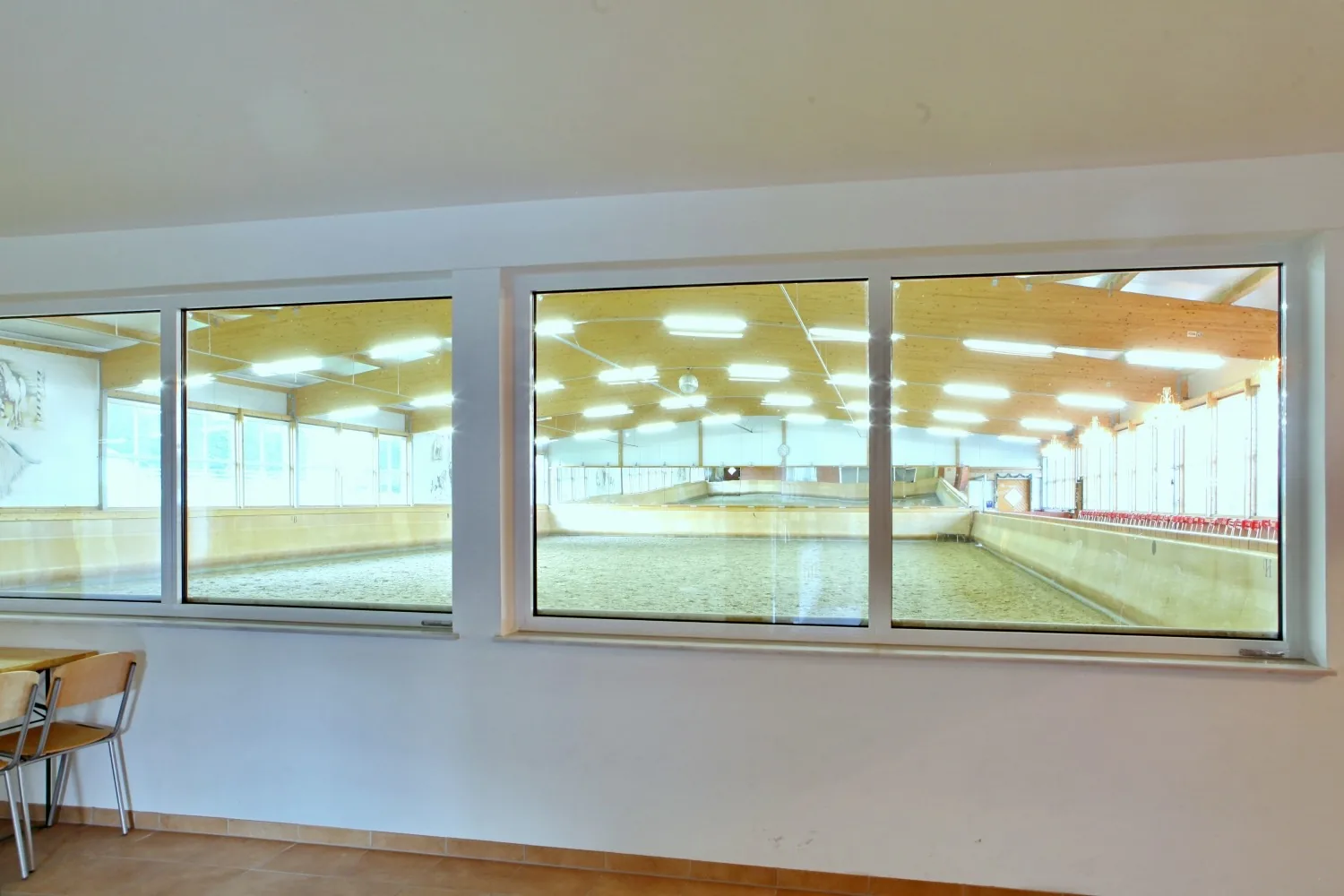Heller Seminarraum mit Fensterfront und gedeckten Tischen