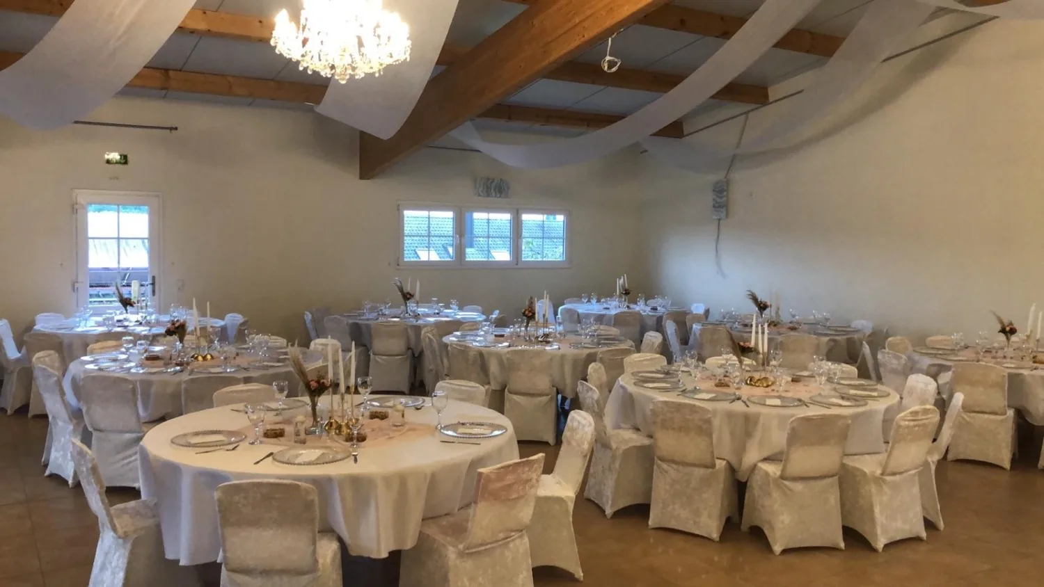 Festlich eingedeckter Festsaal „Salle de la Guérinière“ mit runden Tischen und Kronleuchter