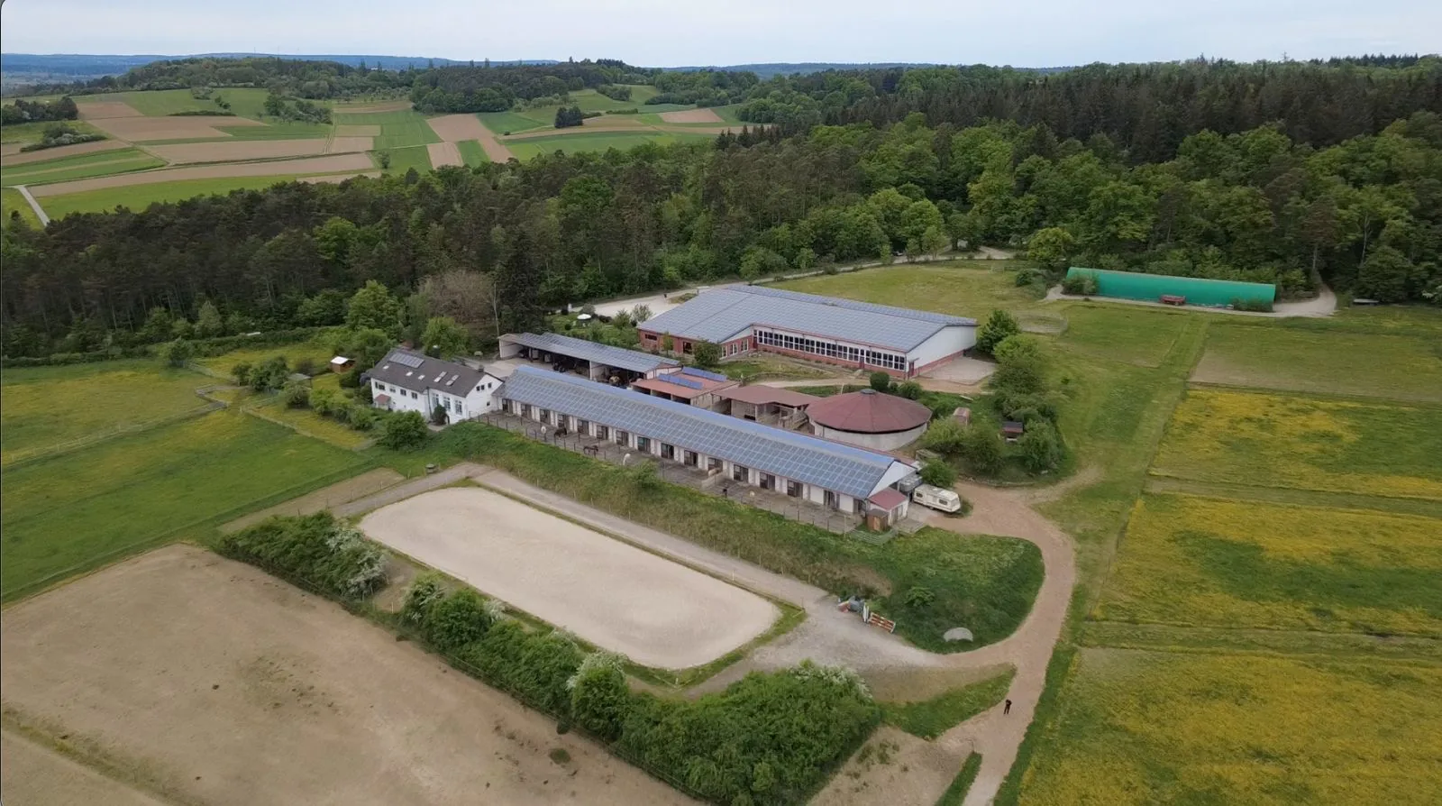 Luftbild der Hofanlage des Barockreitzentrums Heimsheim mit Reithalle, Stallgasse, Longierzirkel, Sandplatz und den umliegenden Koppeln