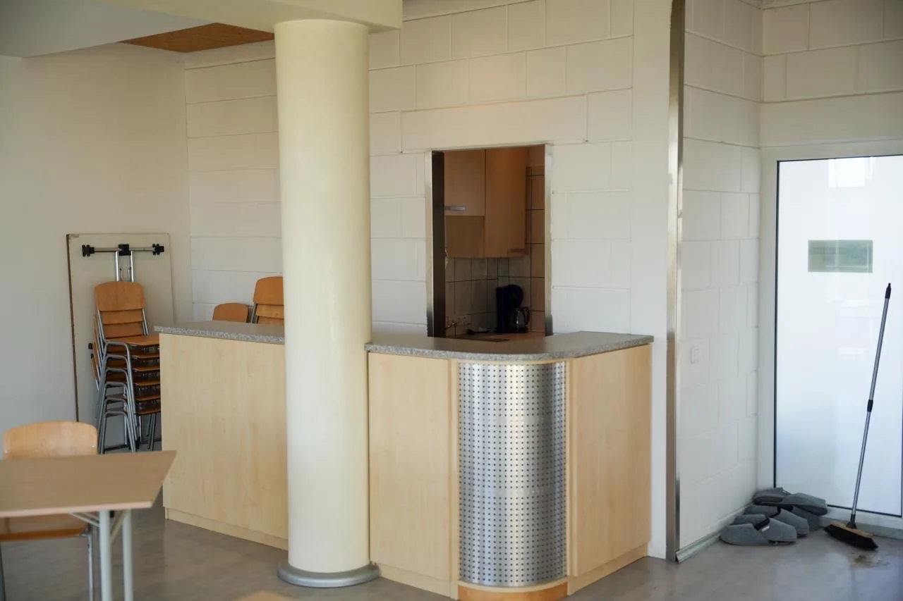 Teeküche der Salle de Pluvinel mit Theke, Durchreiche, Kaffeemaschine und Wasserkocher