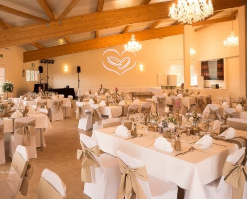 Hochzeitslocation nahe Stuttgart im Barockreitzentrum Heimsheim mit festlich dekoriertem Hochzeitssaal